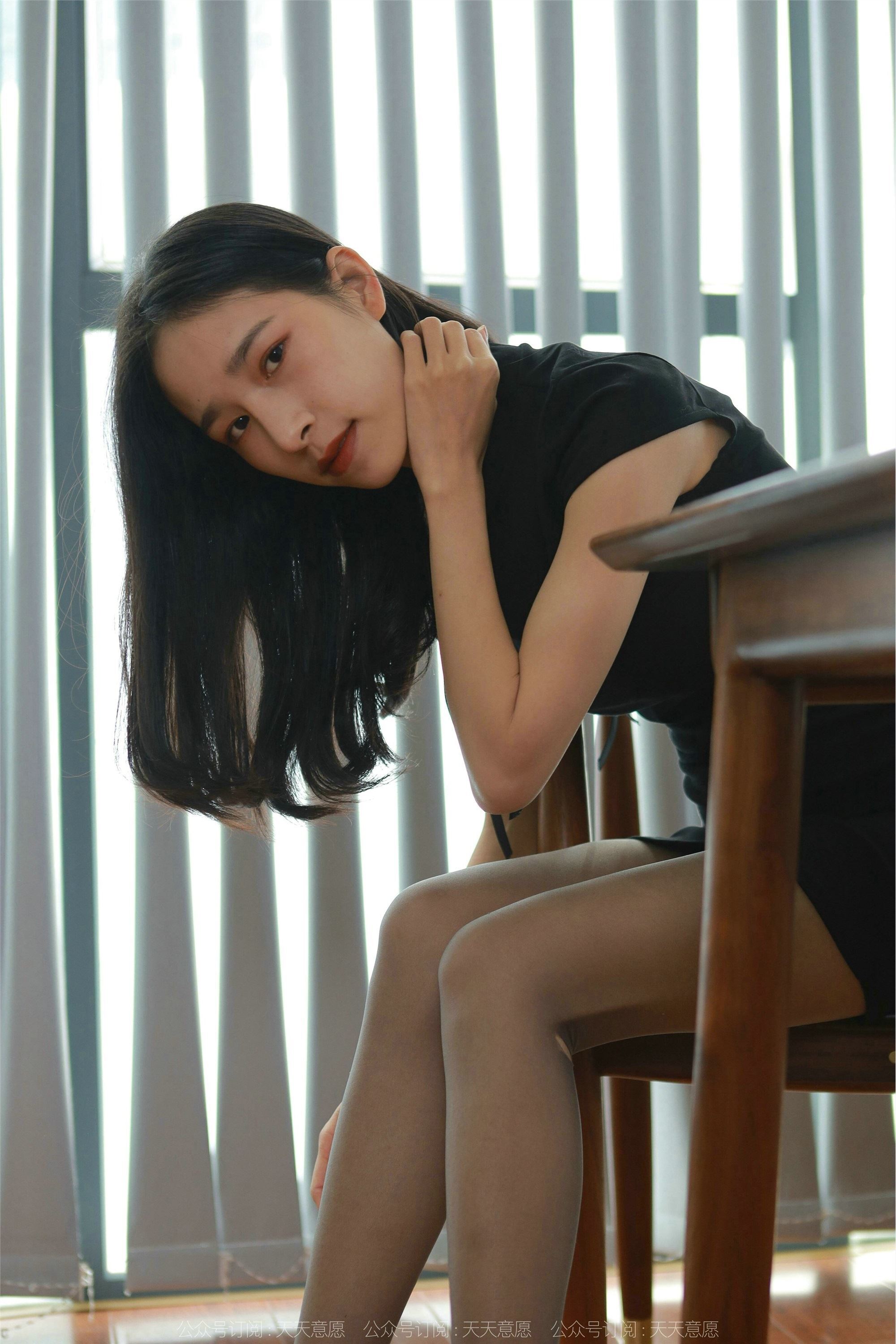 IESS异思趣向  2022.01.24 丝享家992：美子《办公桌下的红色》